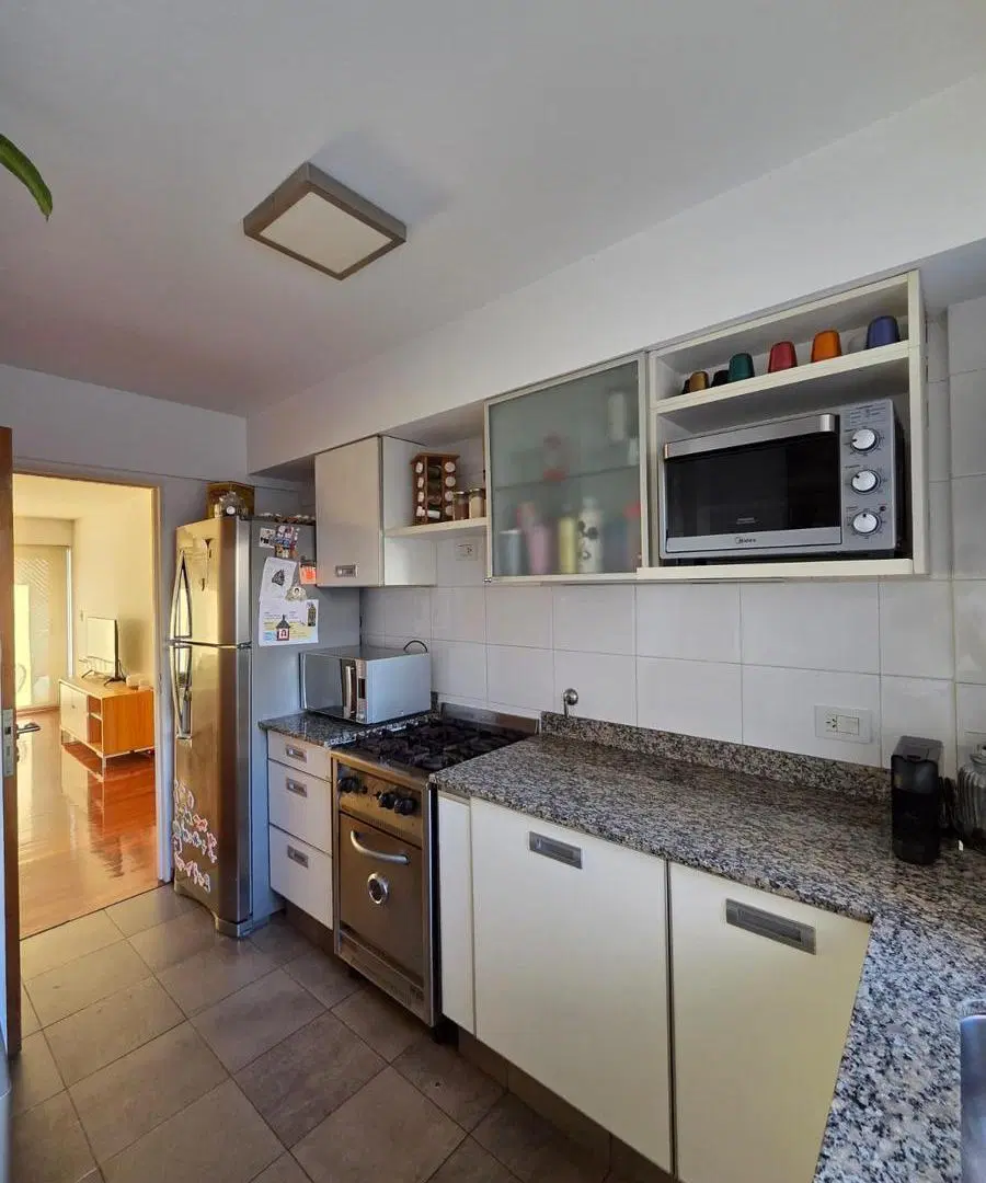 Venta / Permuta - Departamento 2 dormitorios con balcón al frente - Zona río, Rosario. 2