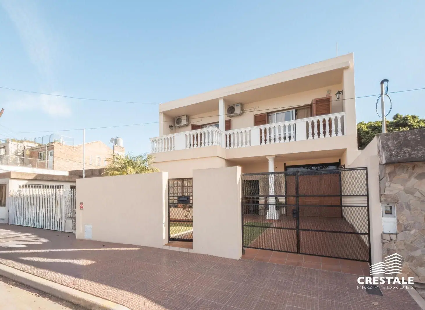 Venta / Permuta - Casa 4 dormitorios con piscina y cocheras - La Florida, Rosario. 1
