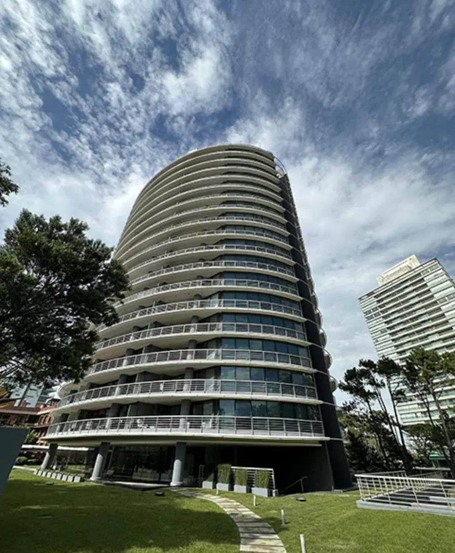 Venta / Permuta - Departamento 3 dormitorios en suite con balcón - Punta del Este, Uruguay. 2