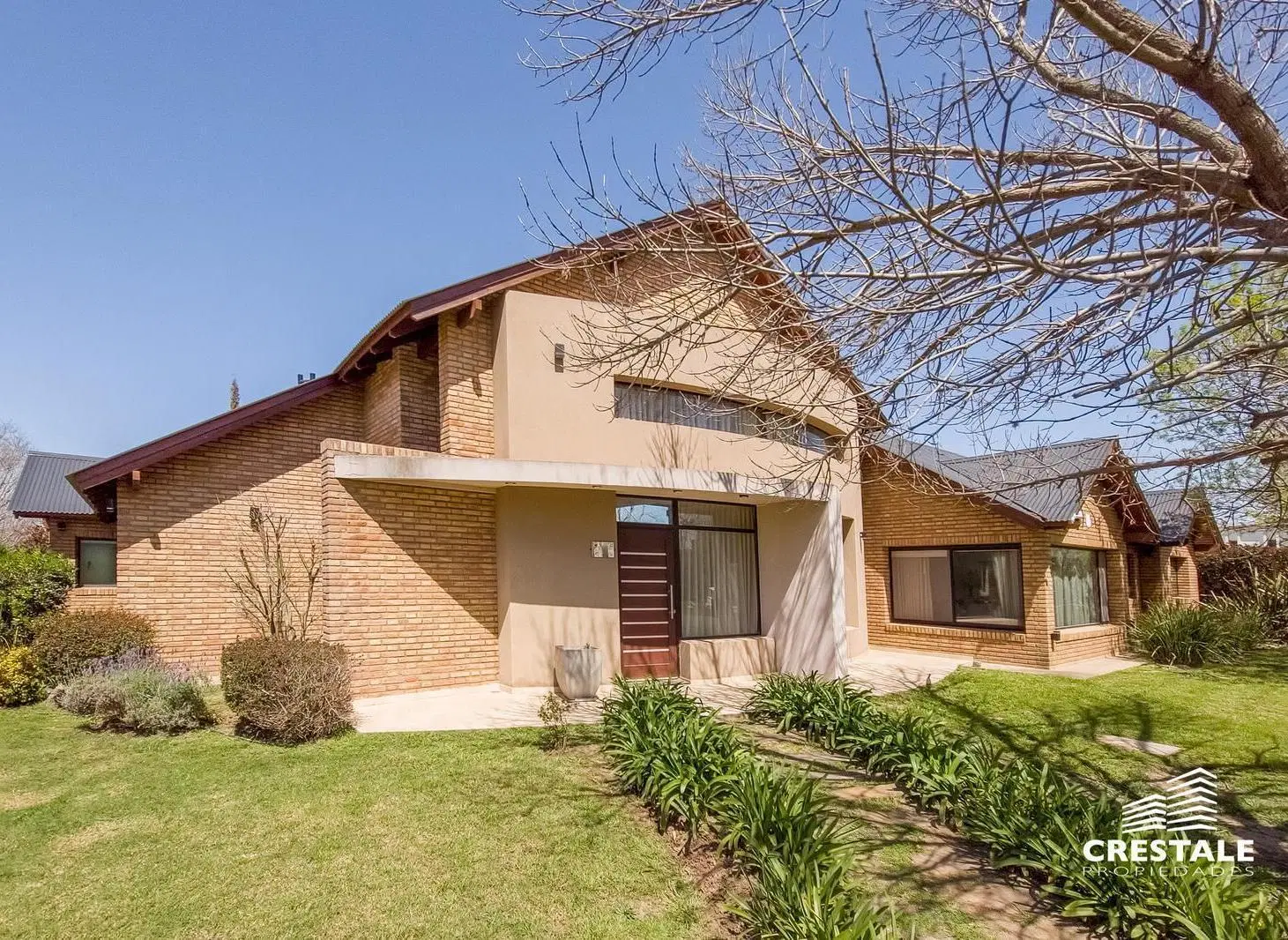 Venta - Casa 4 dormitorios con jardín y piscina en barrio privado - Kentucky Club de Campo. 2