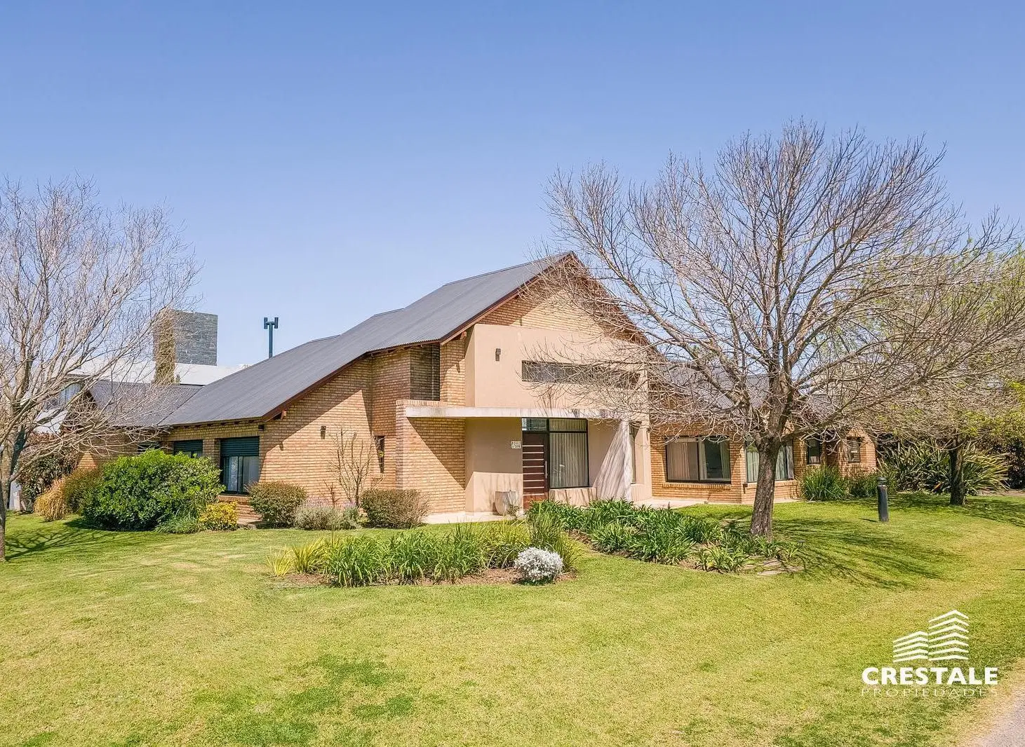 Venta - Casa 4 dormitorios con jardín y piscina en barrio privado - Kentucky Club de Campo. 1