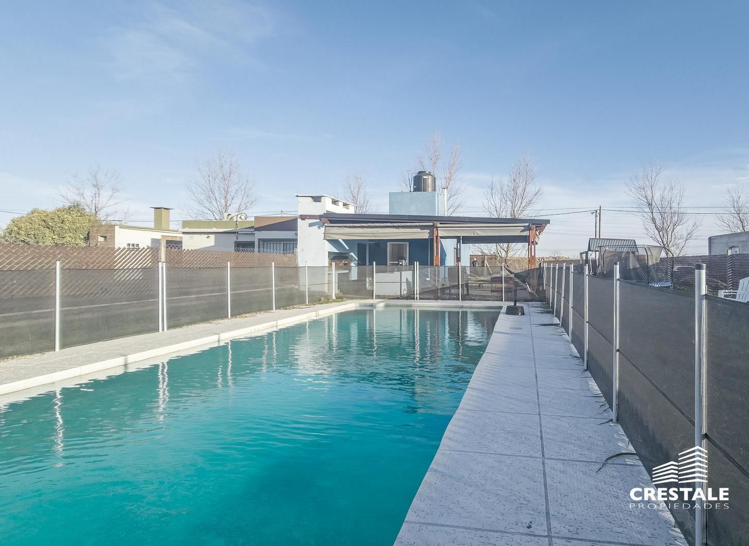 Foto de Venta / Permuta - Casa con galería, pileta y parrillero - Tierra de, imagen 3