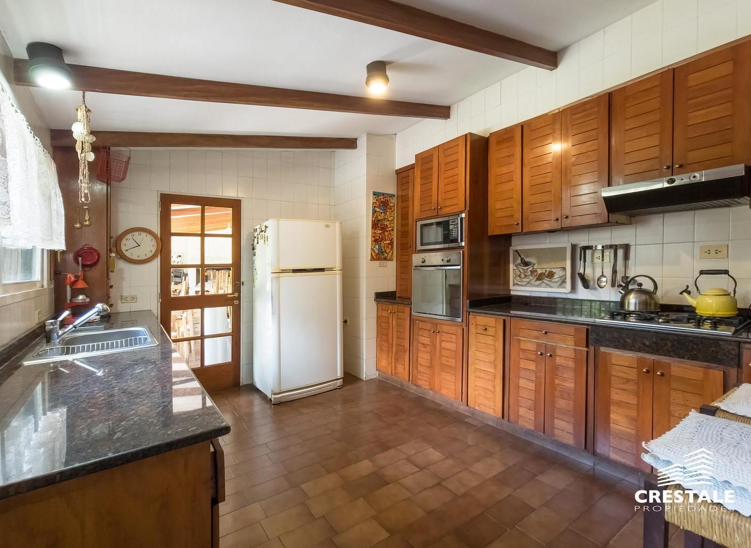 Foto de Venta / Permuta - Casa 3 dormitorios. Jardín piscina y quincho, imagen 1