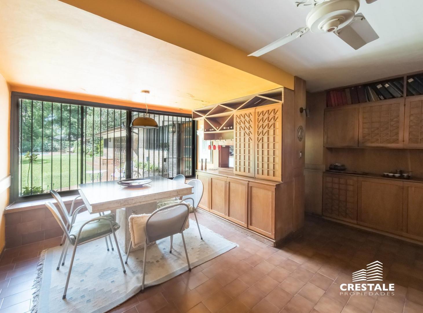 Foto de Venta / Permuta - Casa 3 dormitorios. Jardín piscina y quincho, imagen 4