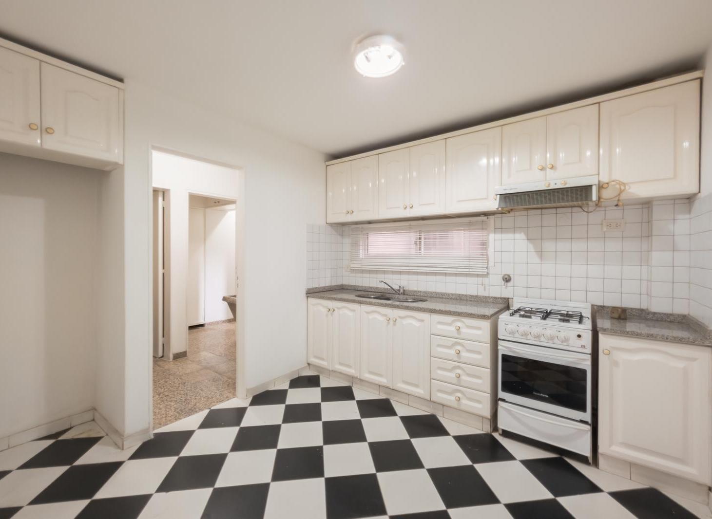 Foto de Venta / Permuta - Departamento 2 dormitorios con cochera - Centro, imagen 2