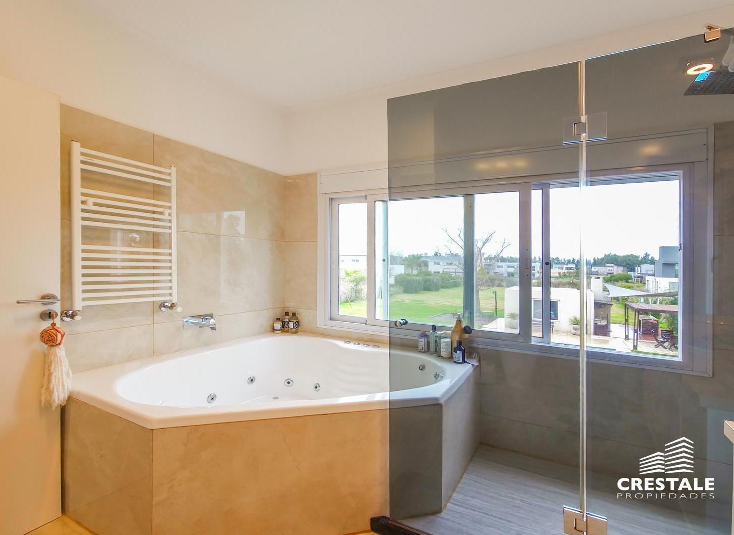 Foto de Venta - Casa 4 dormitorios con piscina y quincho - Lote de 1.200 m², imagen 4