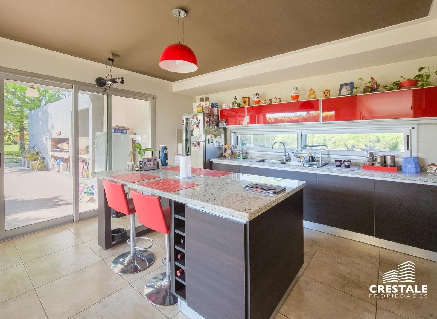 Foto de Venta - Casa 4 dormitorios y comodín en barrio privado - Miraflores, imagen 1