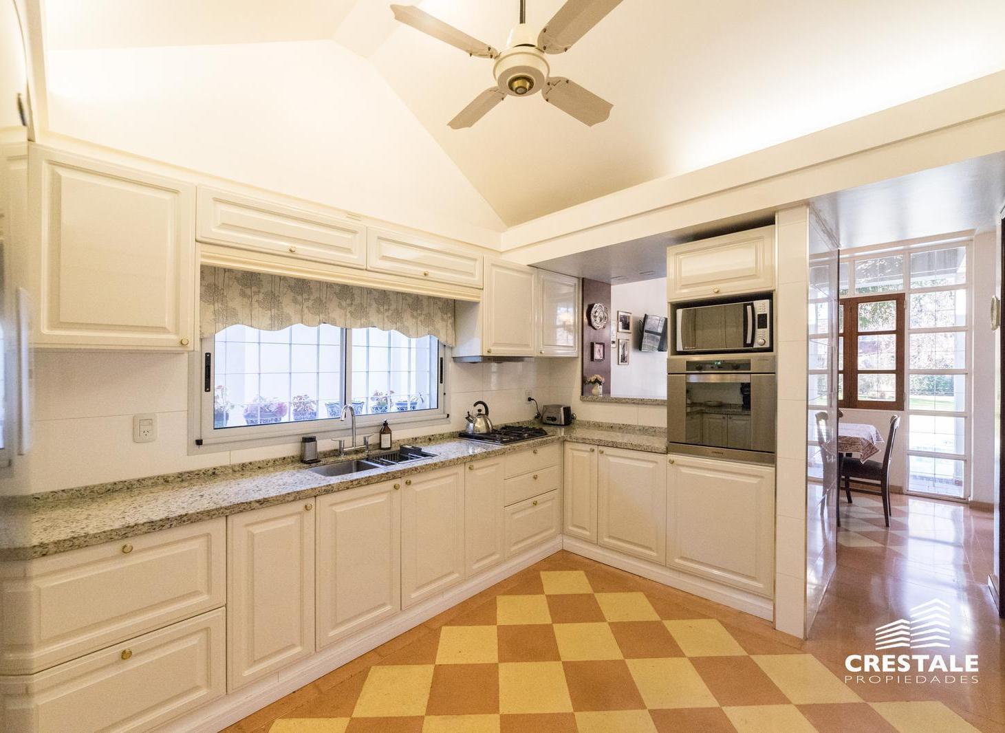 Foto de Venta - Casa 4 dormitorios con jardín y pileta - 400 m2 - Fisherton, imagen 4