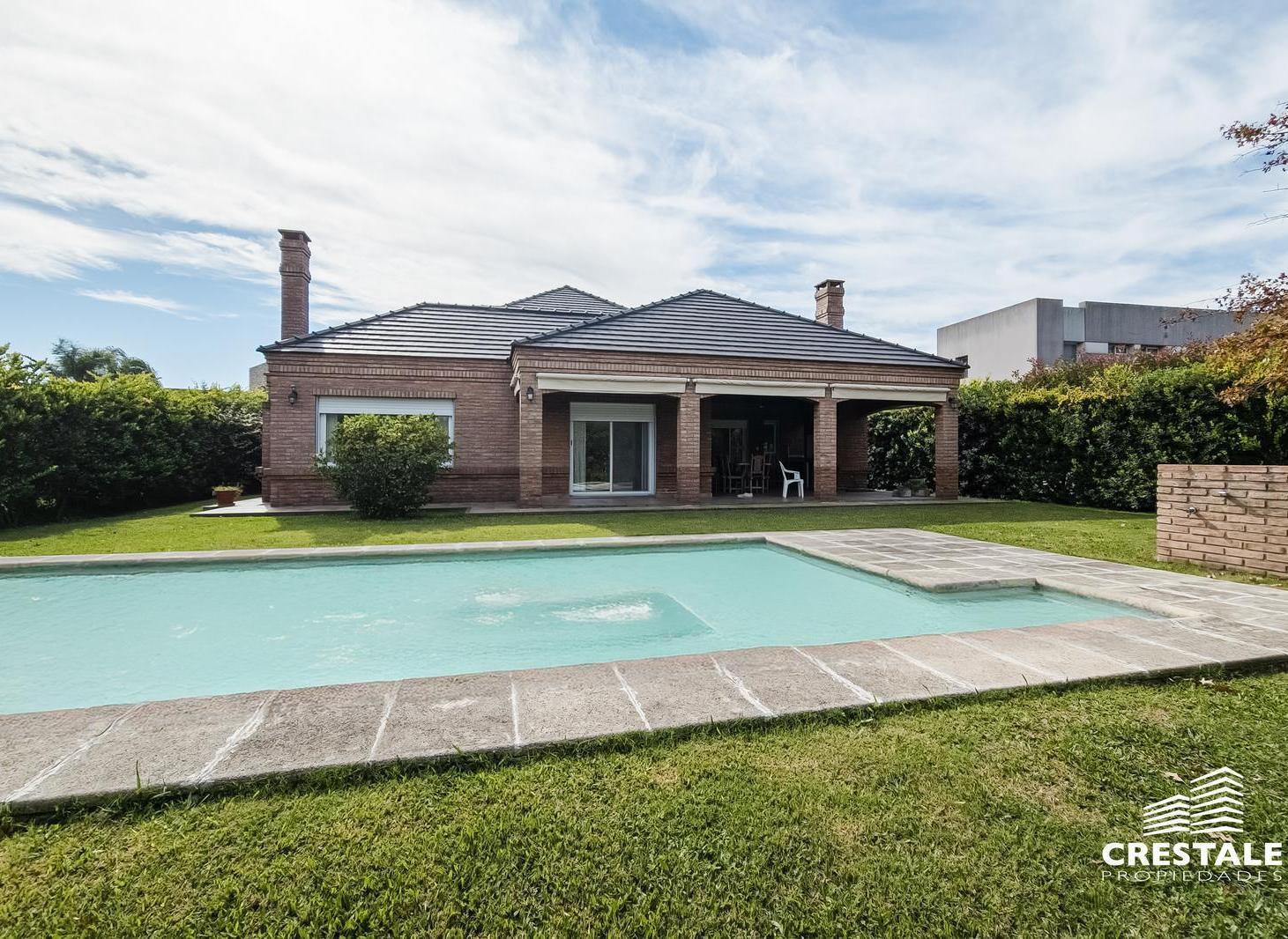 Foto de Venta- Casa 3 dormitorios con pileta y doble cochera en barrio privado, imagen 2