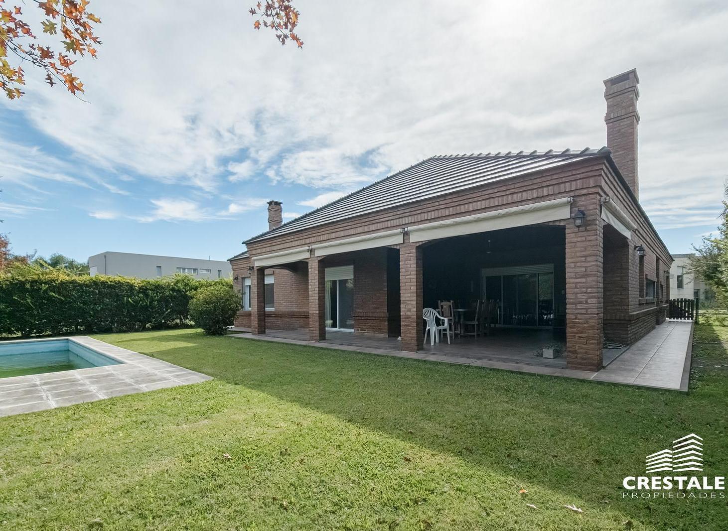 Foto de Venta- Casa 3 dormitorios con pileta y doble cochera en barrio privado, imagen 1