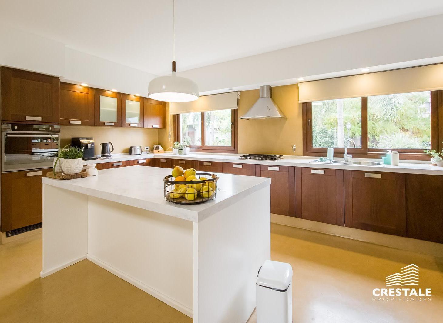 Foto de Venta / permuta - Casa 5 dormitorios en Cadaqués Funes Hills - Barrio, imagen 3