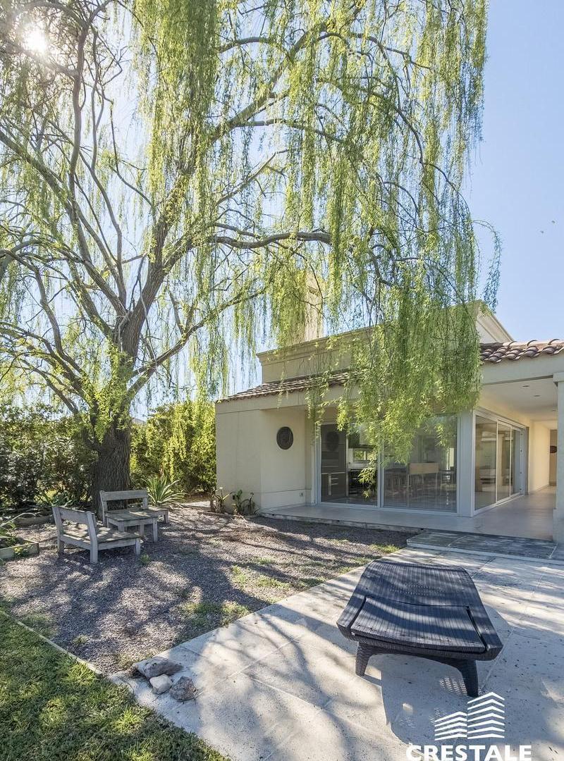 Foto de Venta / Permuta- Casa 2 dormitorios con jardín y piscina en barrio, imagen 2