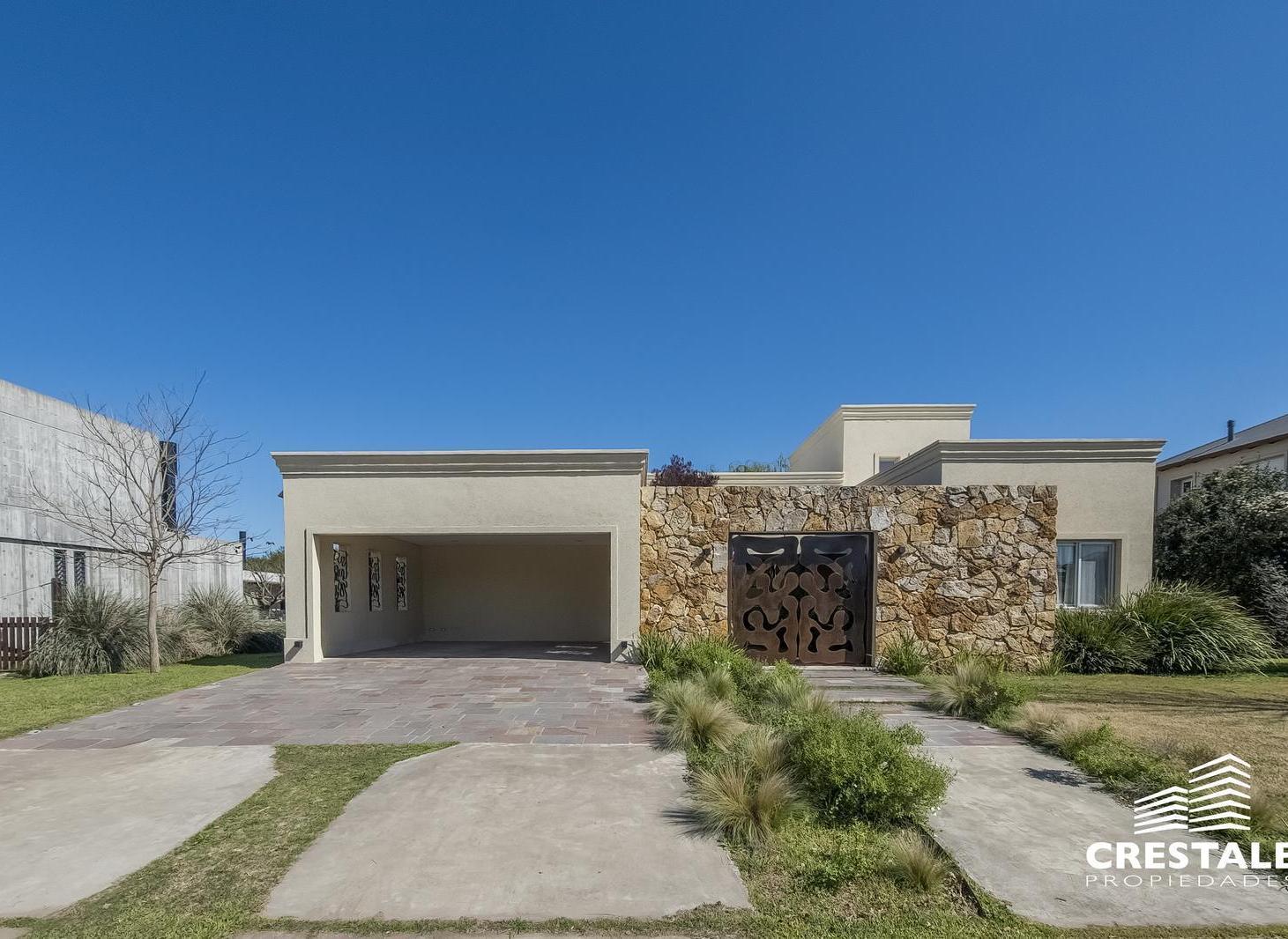 Foto de Venta / Permuta- Casa 2 dormitorios con jardín y piscina en barrio, imagen 3