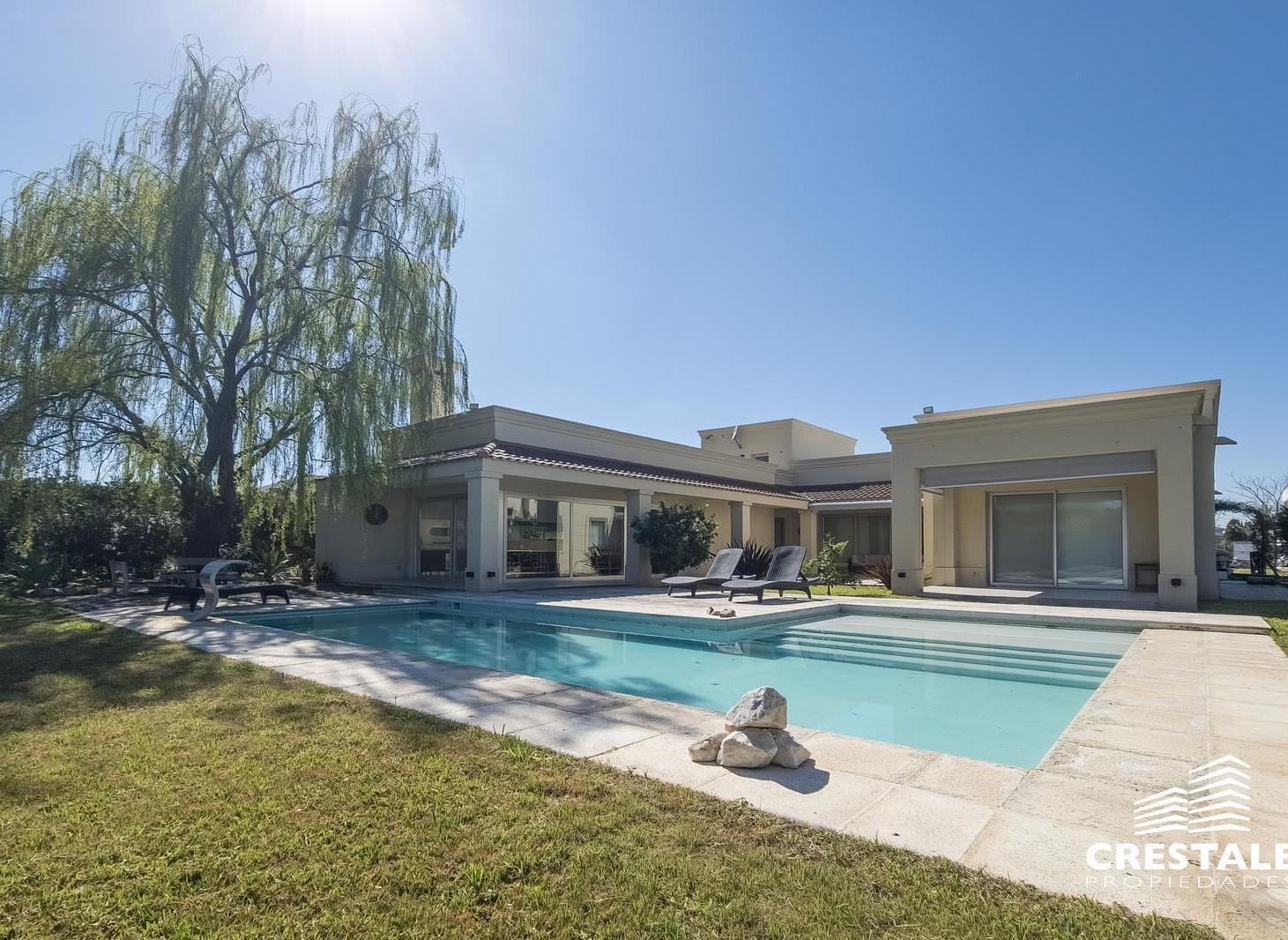 Foto de Venta / Permuta- Casa 2 dormitorios con jardín y piscina en barrio, imagen 1