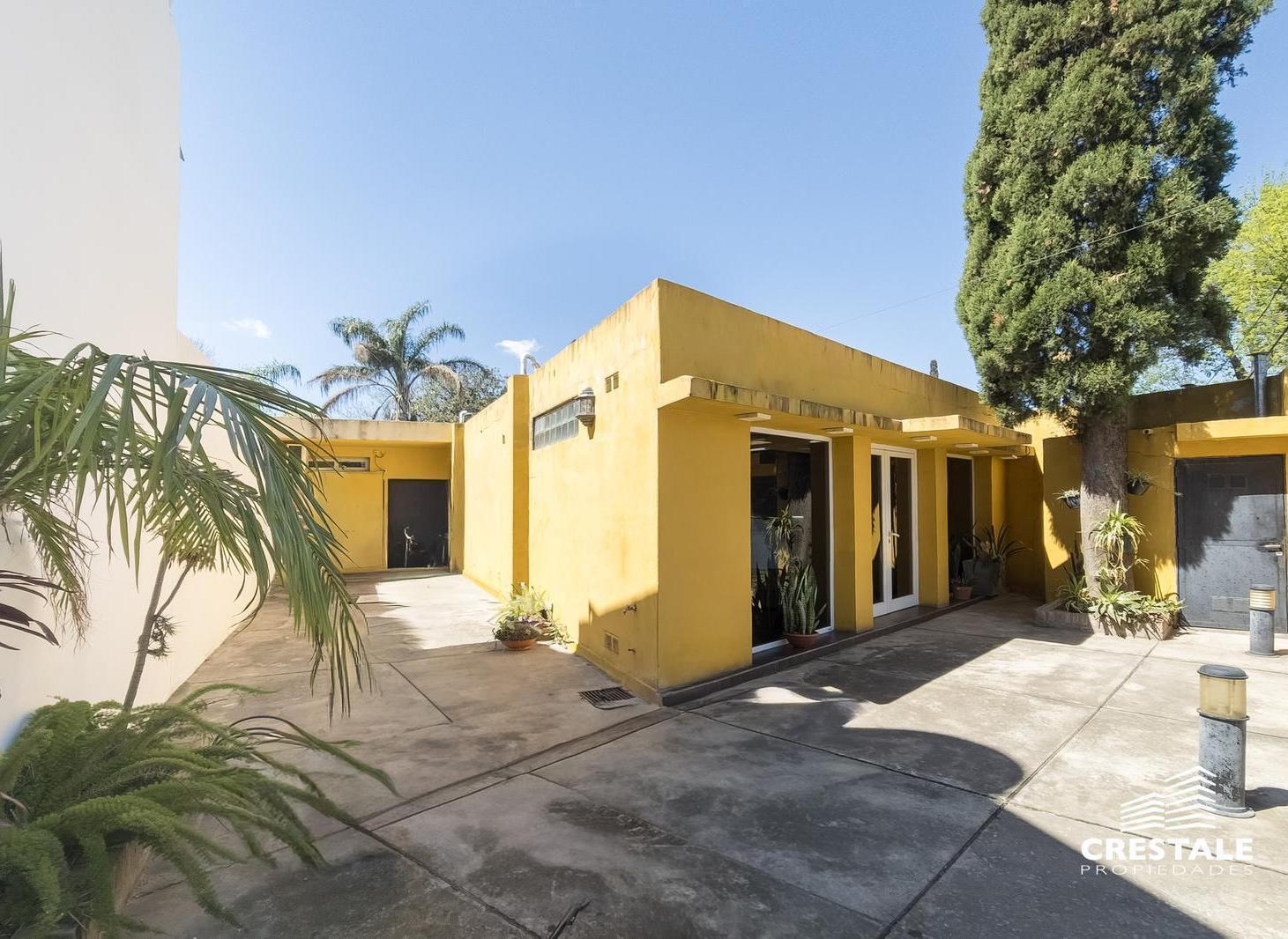 Foto de Venta / Permuta - Local comercial con amplio salón y estacionamiento, imagen 1