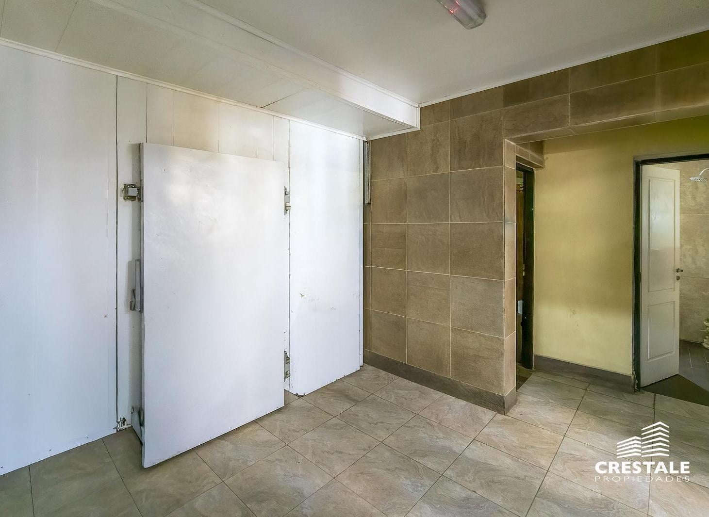 Foto de Venta / Permuta - Local comercial con amplio salón y estacionamiento, imagen 4