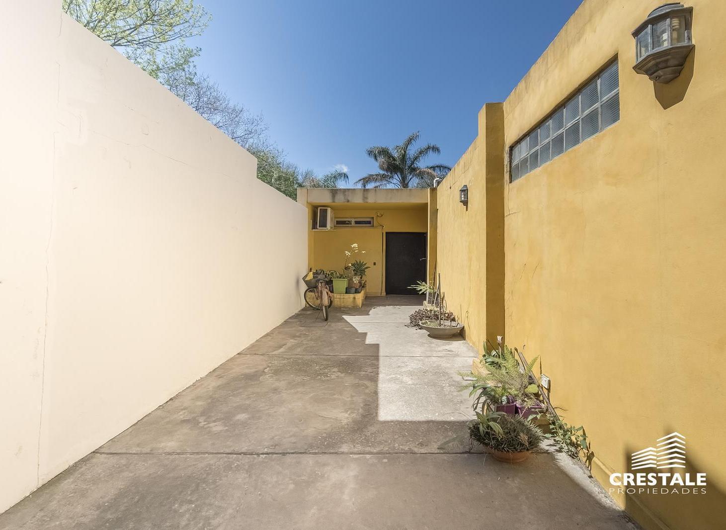 Foto de Venta / Permuta - Local comercial con amplio salón y estacionamiento, imagen 2