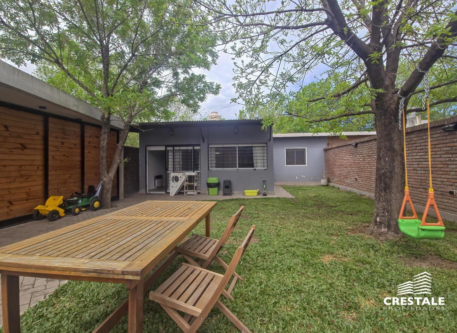 Foto de Venta / Permuta - Casa 3 dormitorios con patio forestado y pileta, imagen 2