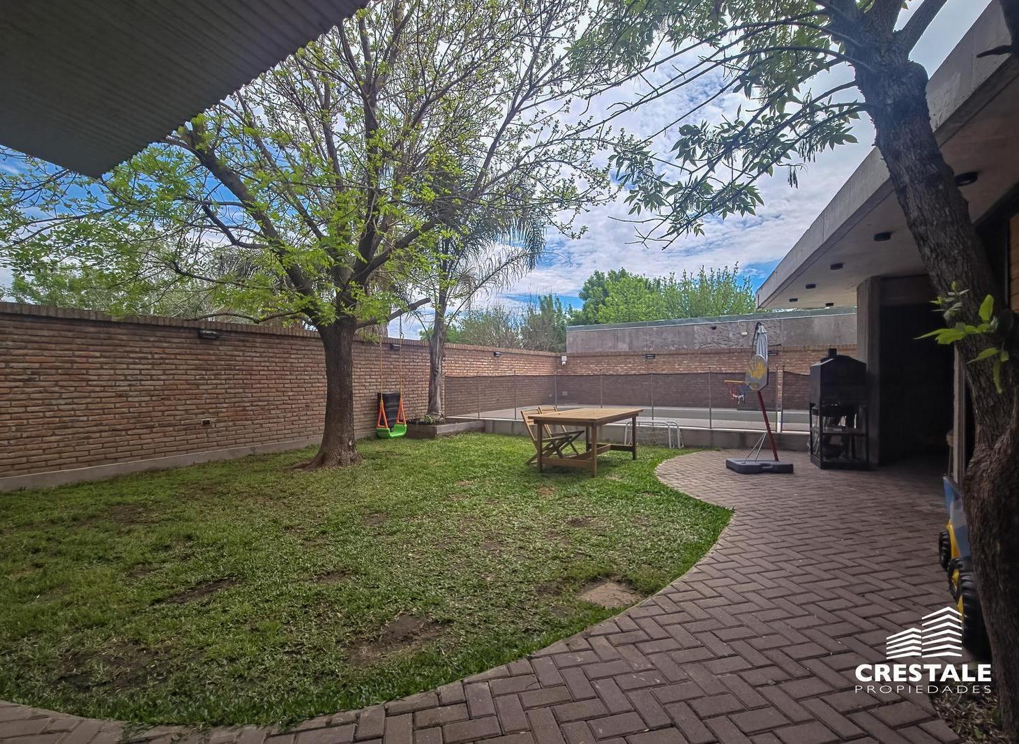 Foto de Venta / Permuta - Casa 3 dormitorios con patio forestado y pileta, imagen 3