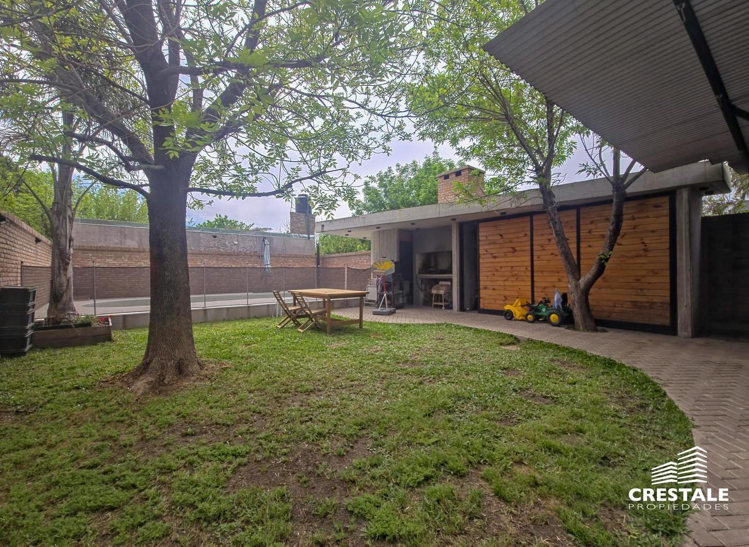 Foto de Venta / Permuta - Casa 3 dormitorios con patio forestado y pileta, imagen 1
