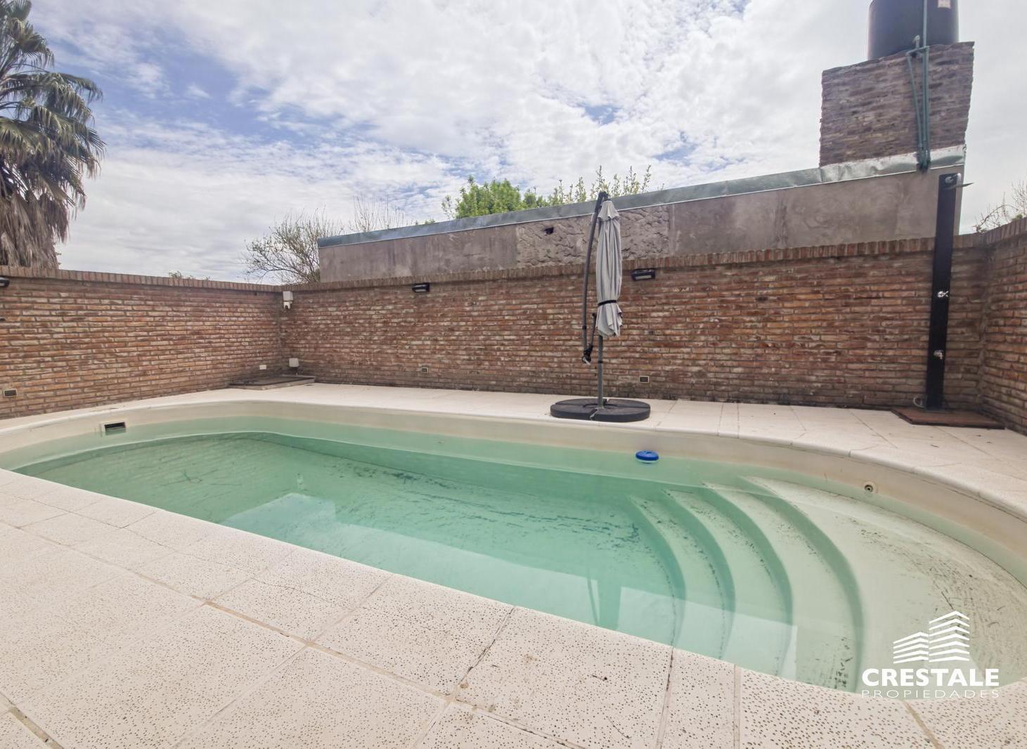 Foto de Venta / Permuta - Casa 3 dormitorios con patio forestado y pileta, imagen 4