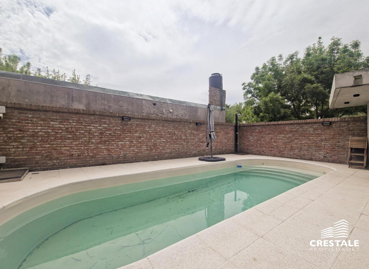 Foto de Venta / Permuta - Casa 3 dormitorios con patio forestado y pileta, imagen 5