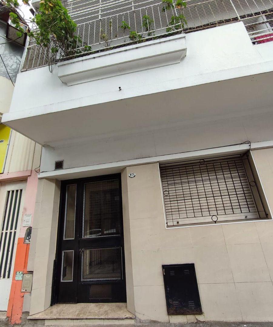 Foto de VENTA DEPTO TRES AMBIENTES C/PATIO PAYSANDU 1600 CABALLITO, imagen 2
