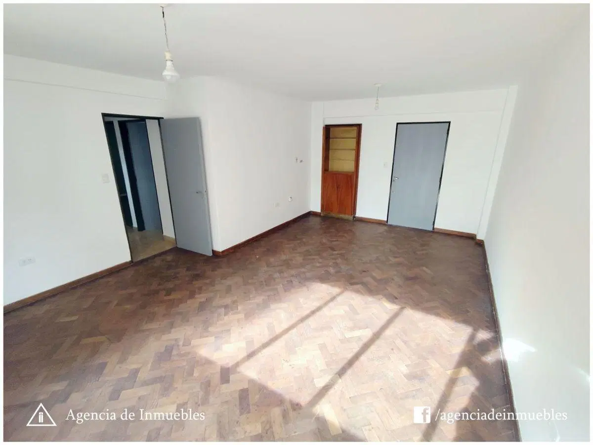 ALQUILA: Dpto Semipiso 2 Dormitorios + Hab. de Servicio / B° ALBERDI 1