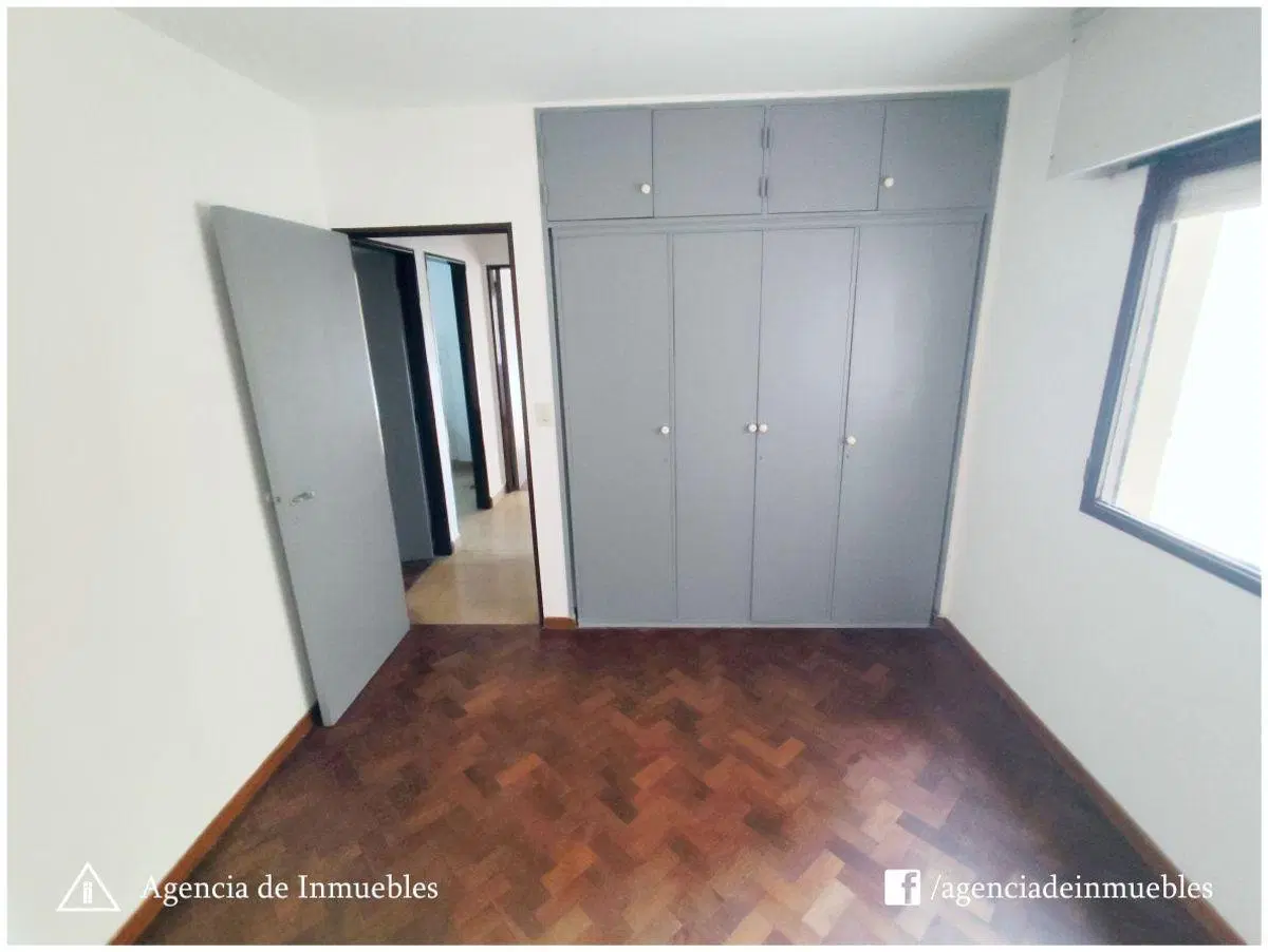 ALQUILA: Dpto Semipiso 2 Dormitorios + Hab. de Servicio / B° ALBERDI 3