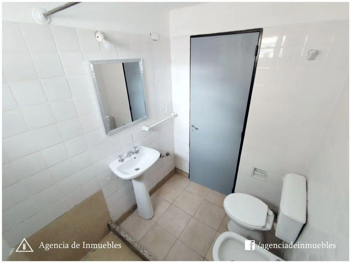 ALQUILA: Dpto Semipiso 2 Dormitorios + Hab. de Servicio / B° ALBERDI 5