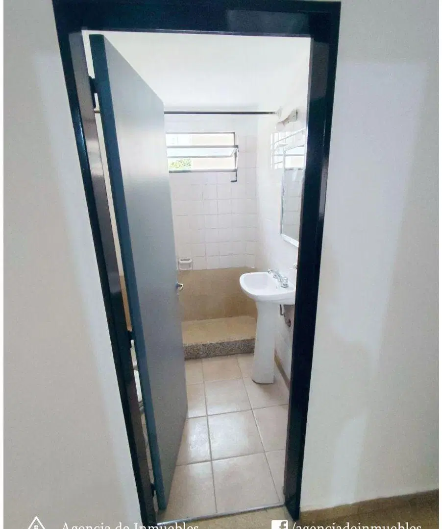 ALQUILA: Dpto Semipiso 2 Dormitorios + Hab. de Servicio / B° ALBERDI 8