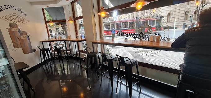 URUGUAY ESQ. TUCUMAN (Tribunales) - Excelente esquina en venta con renta