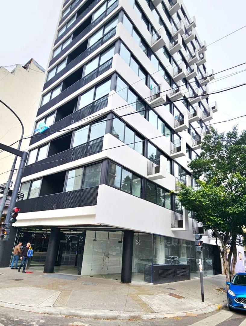 Foto de AV. JUAN B. JUSTO ESQ. FRAGATA SARMIENTO - Caballito - Excelente Local, imagen 1