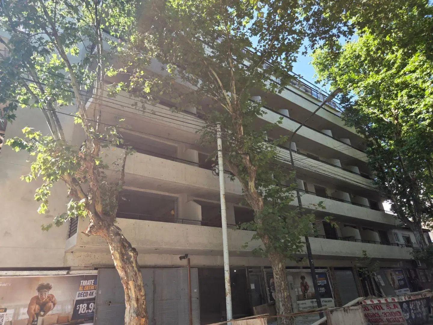 VENTA LOCAL AL FRENTE C/ PATIO JARDÍN ZONA RESIDENCIAL PARQUE CHAS 2