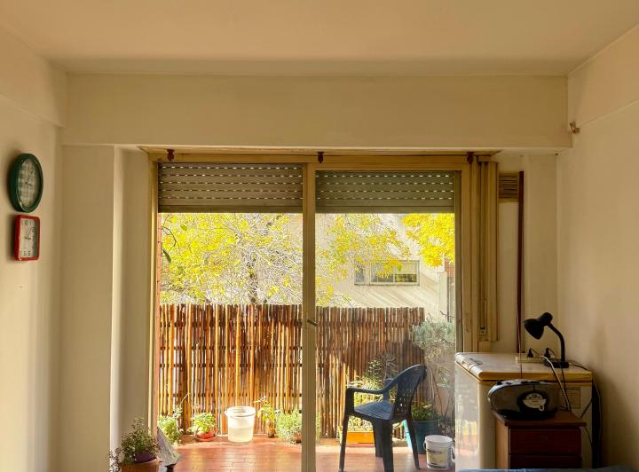 2 Ambientes con Balcón y Patio – A 1 Cuadra del Subte B 1