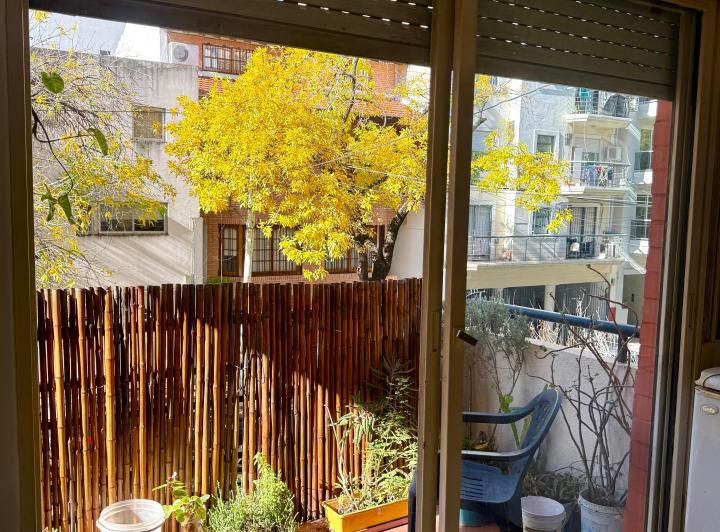 2 Ambientes con Balcón y Patio – A 1 Cuadra del Subte B 5