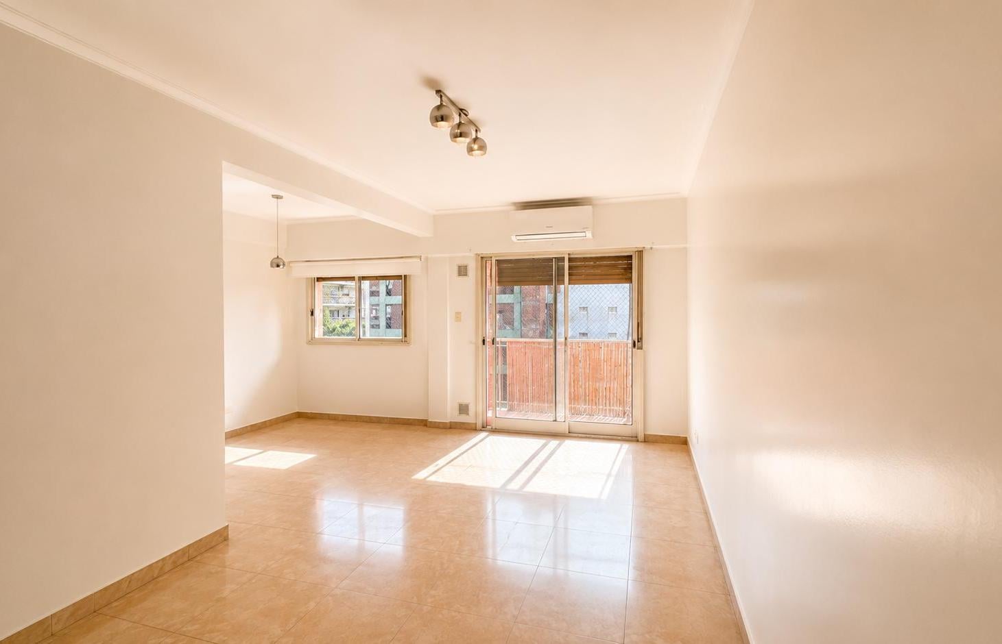 Excelente 3 ambientes al frente con balcón corrido en pleno Villa Urquiza.