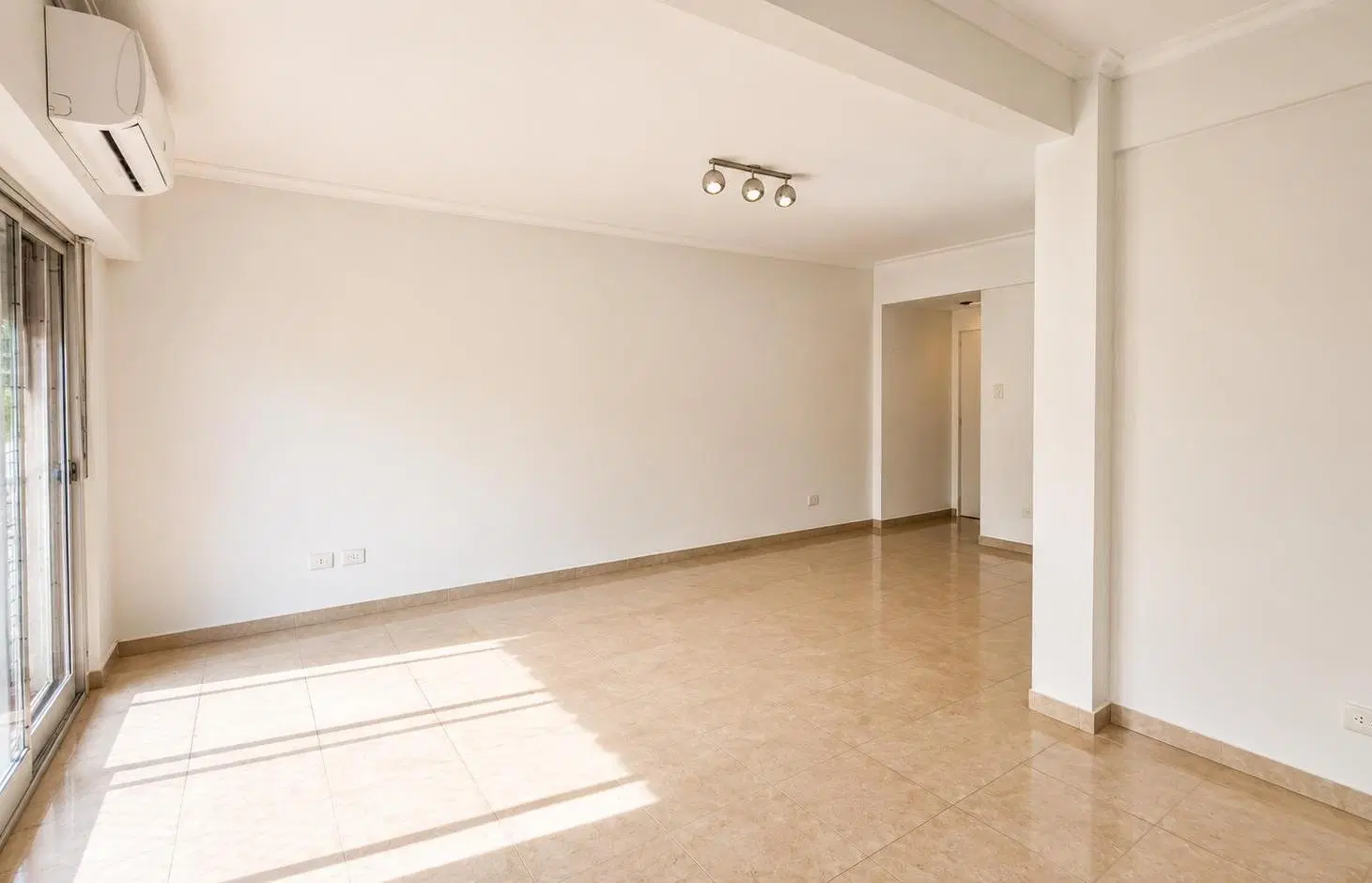 Excelente 3 ambientes al frente con balcón corrido en pleno Villa Urquiza. 1