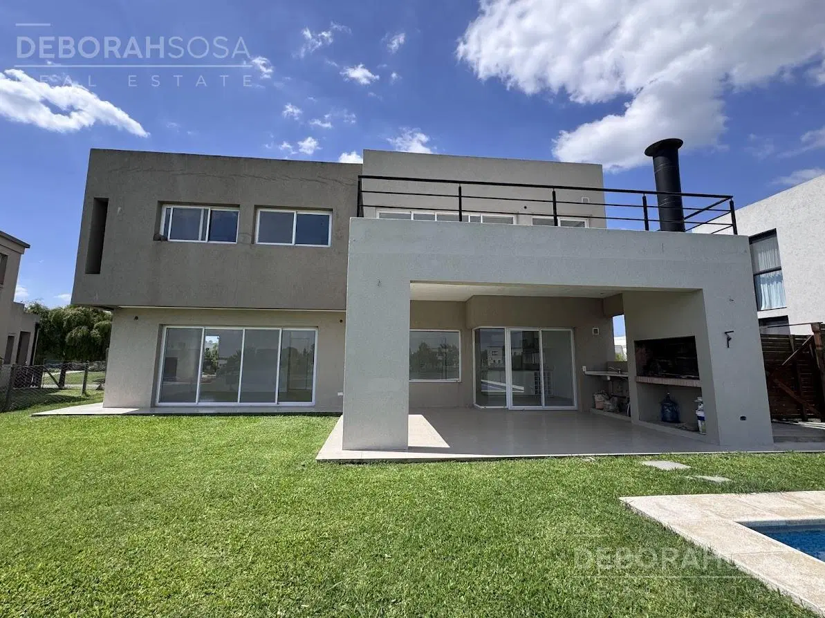 Casa en venta al agua con piscina 5 ambientes en el canton 5