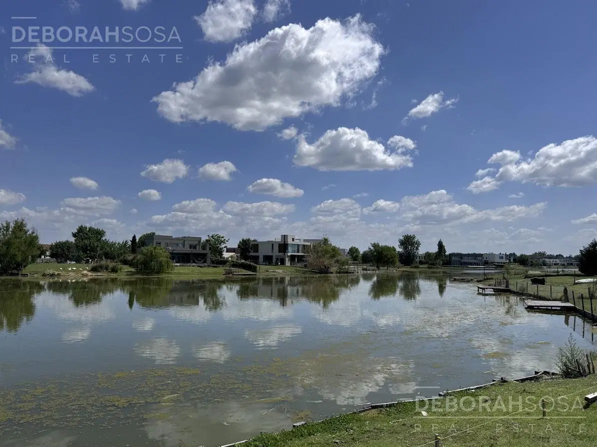 Casa en venta al agua con piscina 5 ambientes en el canton 4