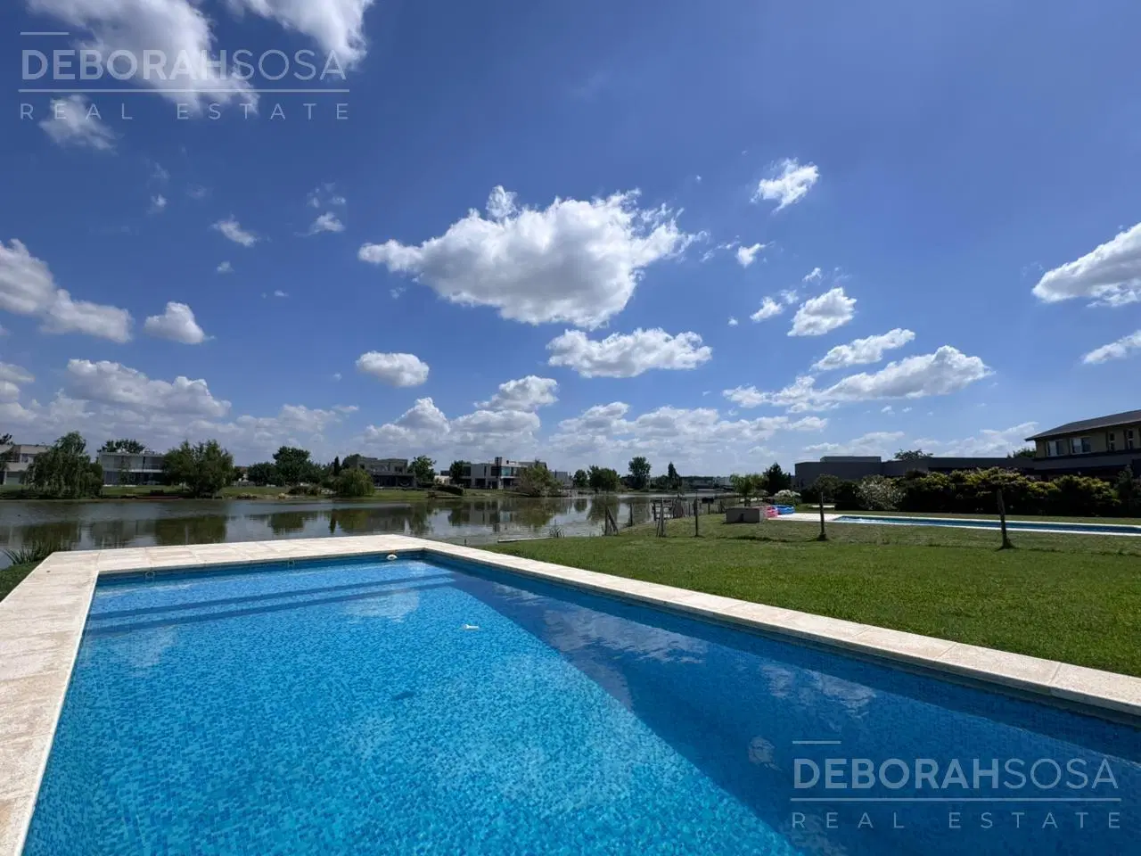 Casa en venta al agua con piscina 5 ambientes en el canton 3