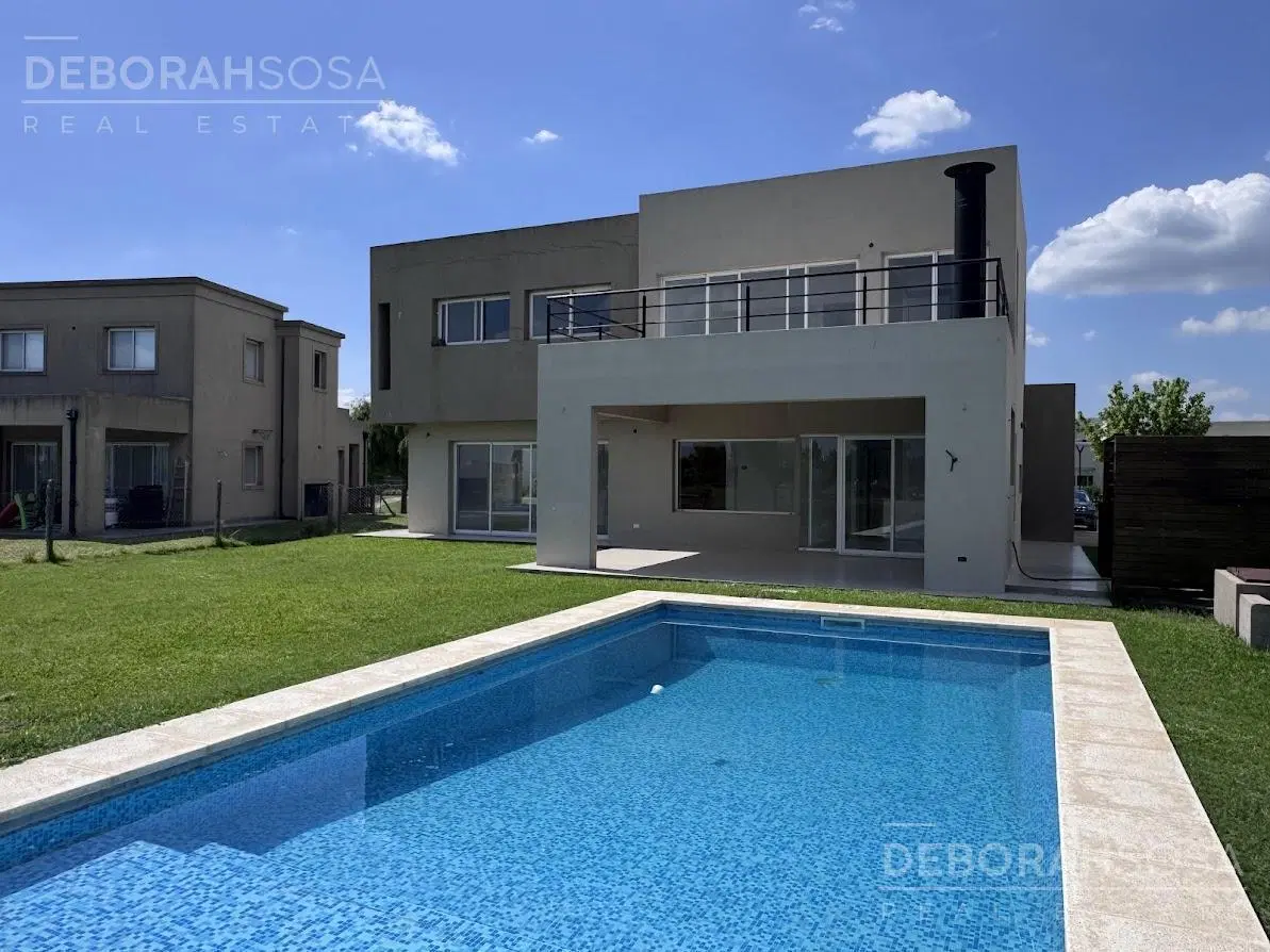 Casa en venta al agua con piscina 5 ambientes en el canton 2