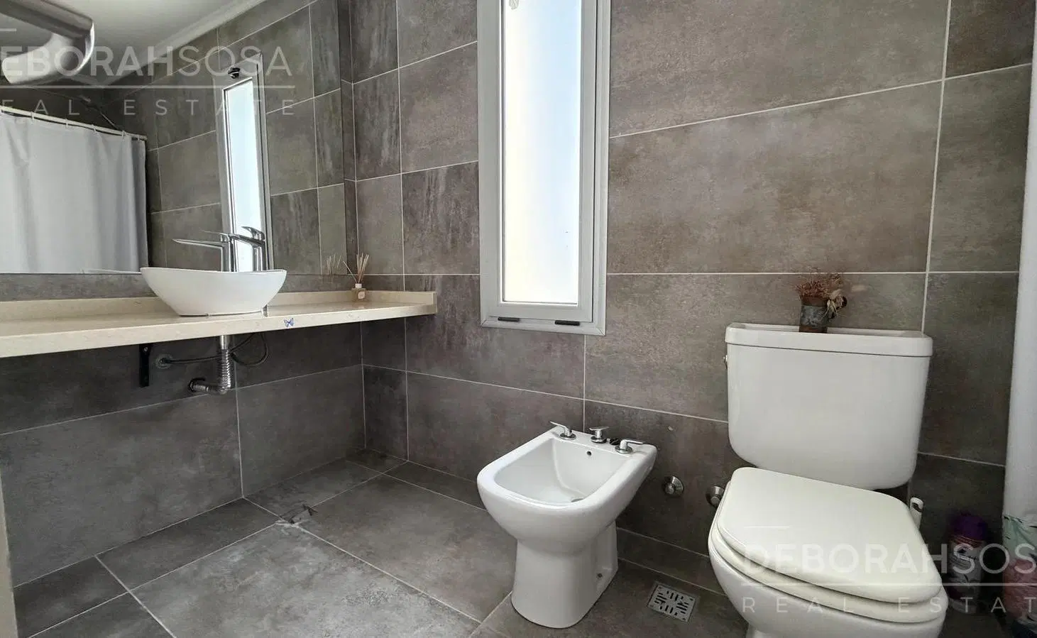 Casa en venta, piscina y parquizado. Vistas - Puertos 2