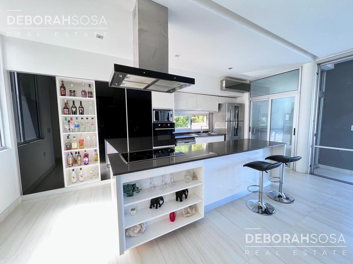 Foto de Casa Moderna En Venta al agua con vista al Golf y Piscina climatizada!, imagen 2