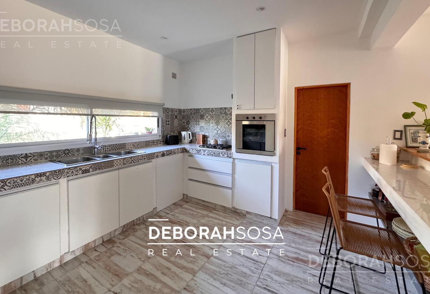 Foto de Casa en Venta - 4 dormitorios Una Planta con pileta - Barrio El Cantón, imagen 1