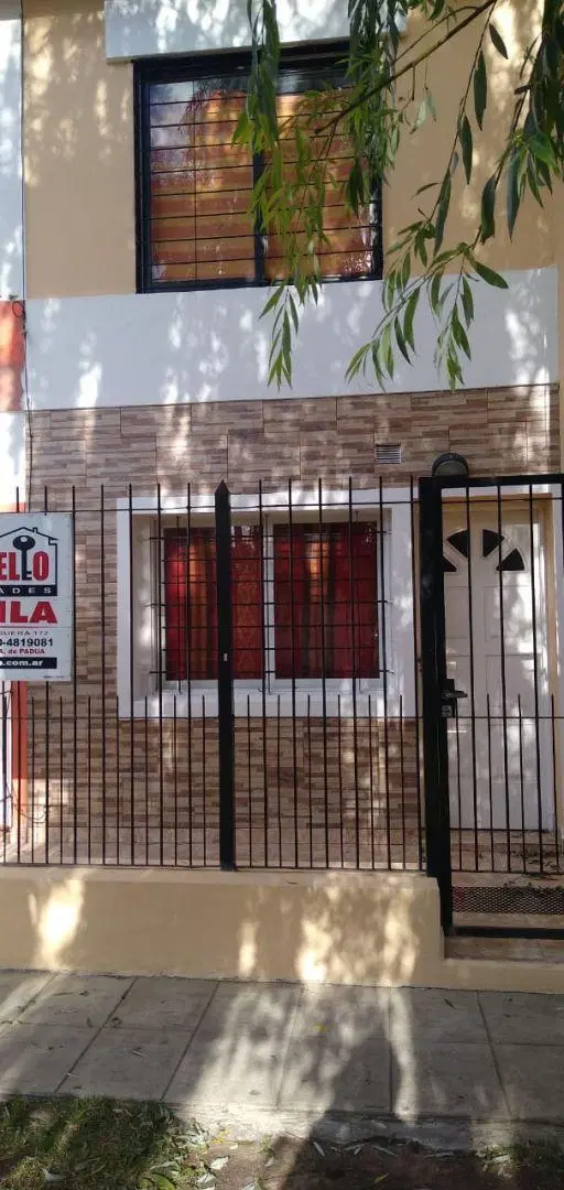 Departamento tipo duplex con 2 dormitorios en alquiler en Ituzaingó 4