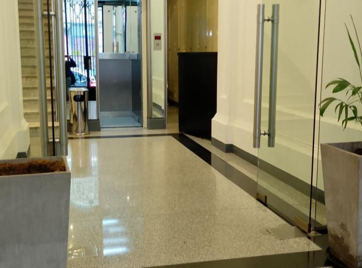 VENTA DE AMPLIAS Y LUMINOSAS OFICINA