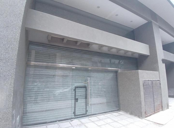 Amplio LOCAL a ESTRENAR en Monserrat con doble altura, toilette, cocheras APTO profesional comercial 2