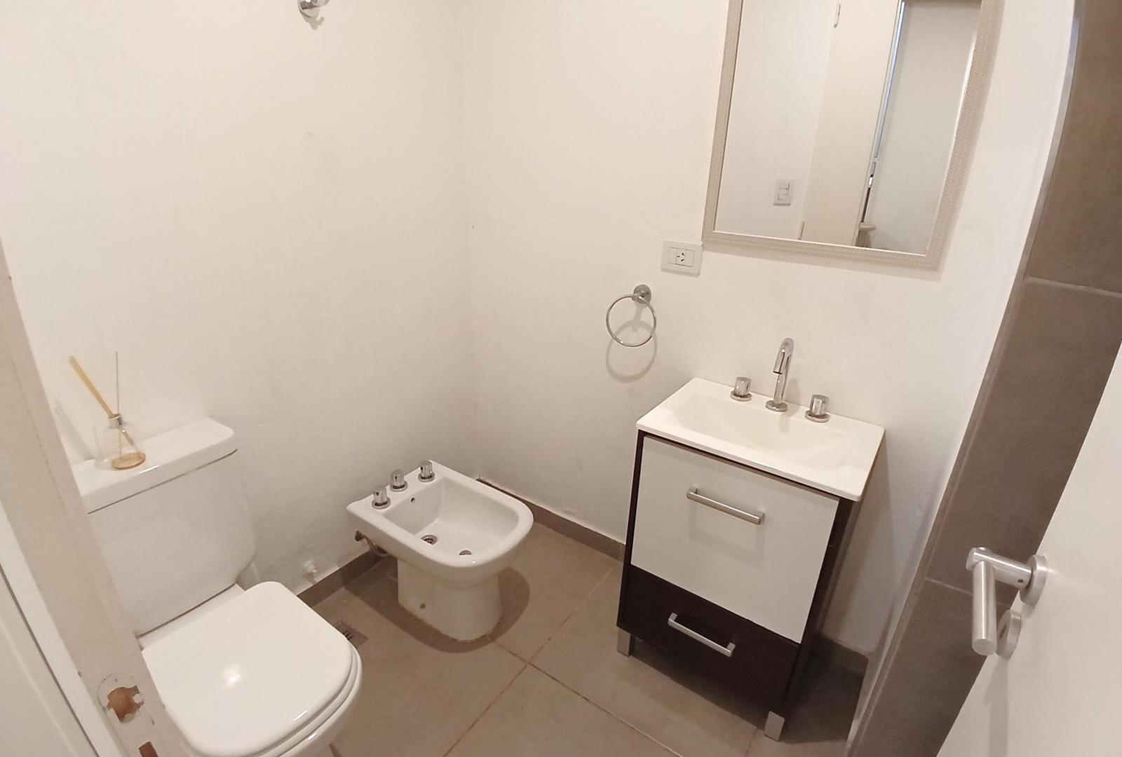 Foto de VENTA Departamento 3 Ambientes con 2 patios, parilla, cochera en, imagen 4