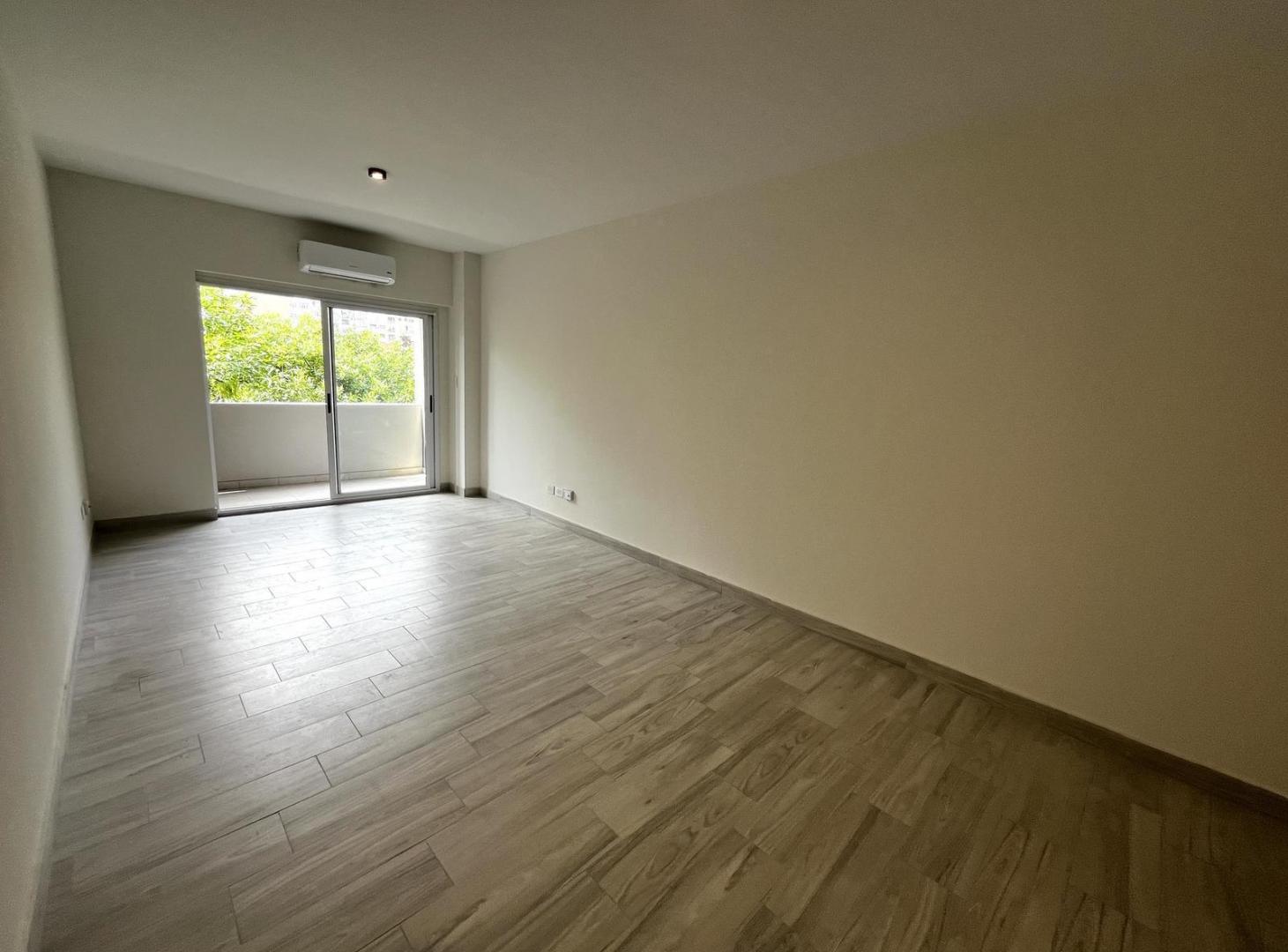 Venta monoambiente en Monserrat con balcón y parrilla